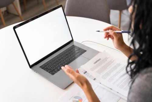 persona comprando el certificado de tradicion y libertad en el 2026