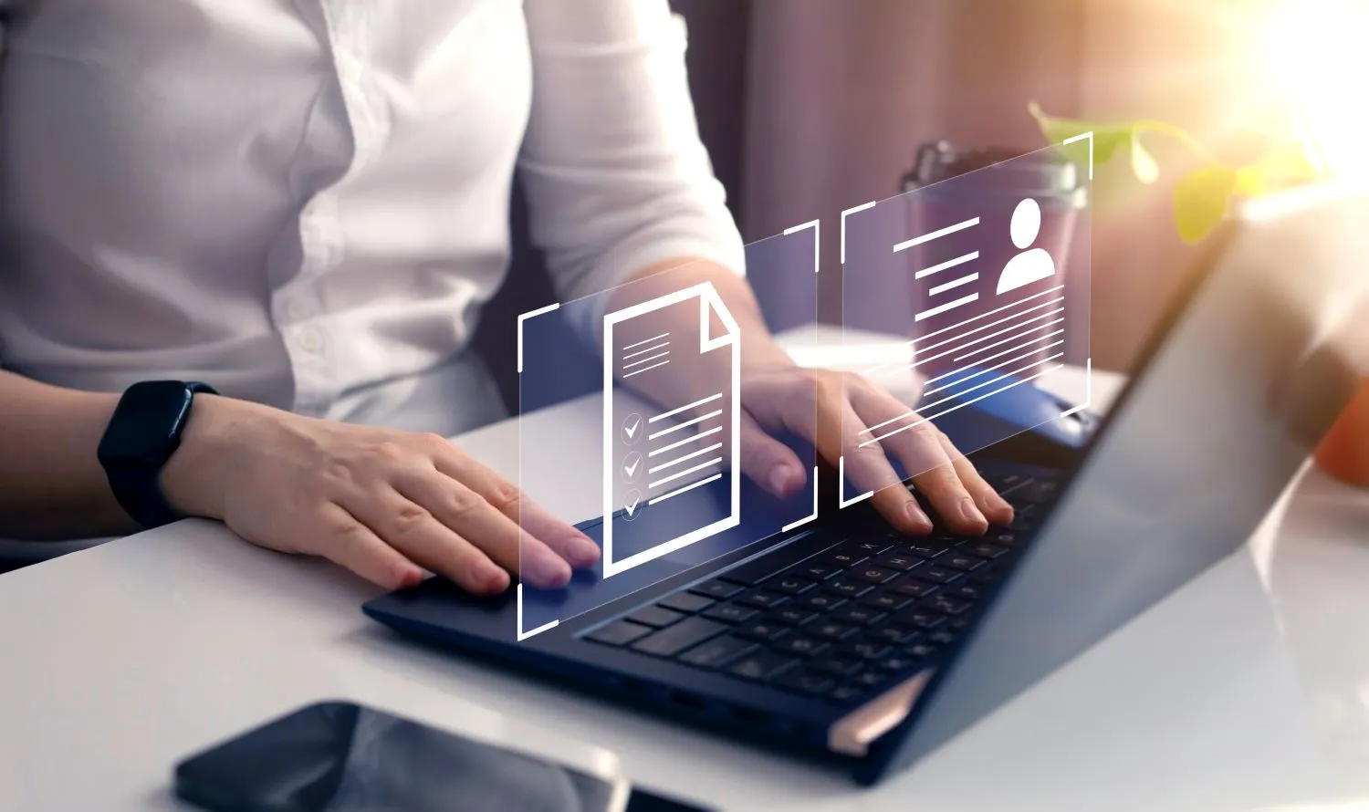 Persona comparando dos documentos en línea